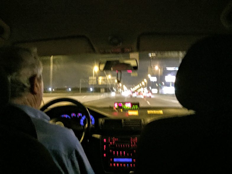 夜中にタクシーで移動。運転手とお互いに英語不得意と分かり安心。