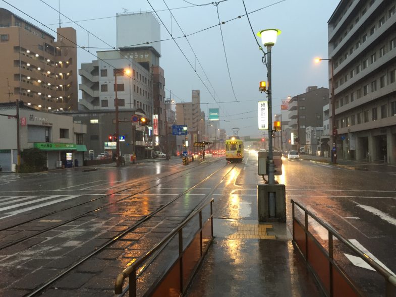 春の嵐の高知市内